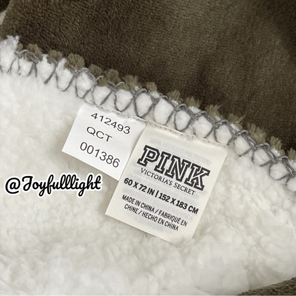 NEW VICTORIA'S SECRET PINK Vintage Green 60" x 72" (bigger size) Sherpa Blanket - Picture 6 of 9